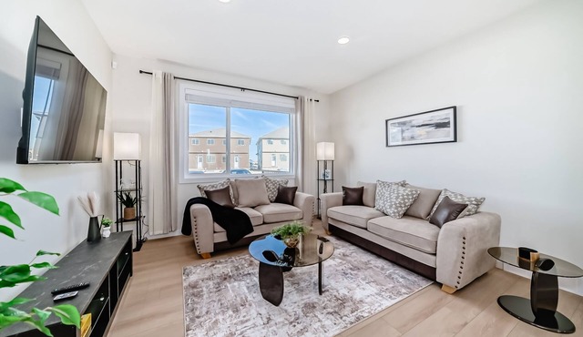 Cozy Calgary Gem: Kid-Friendly, Free Parking, & Easy Access to Stampede