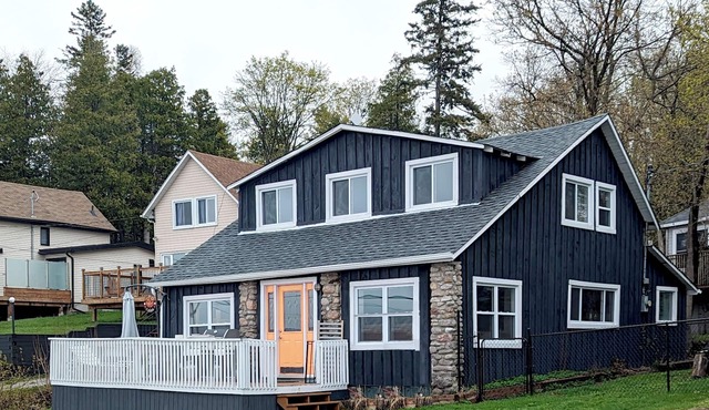 Cozy century cottage. Just steps from water