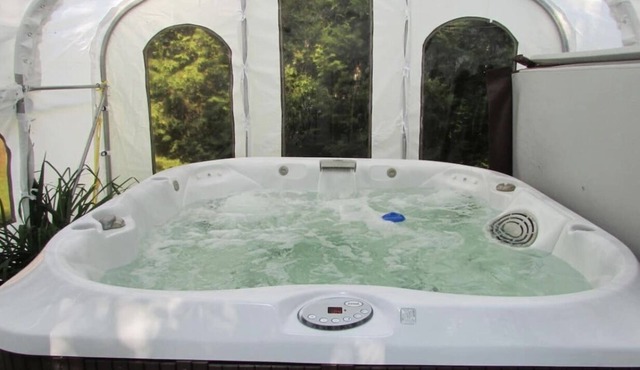 Cozy Chalet near Mont Tremblant w/ Private Spa + Fireplace / Sleeps 6 / Nature