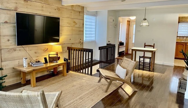 Cozy condo near downtown Montreal. Close to all amenities!