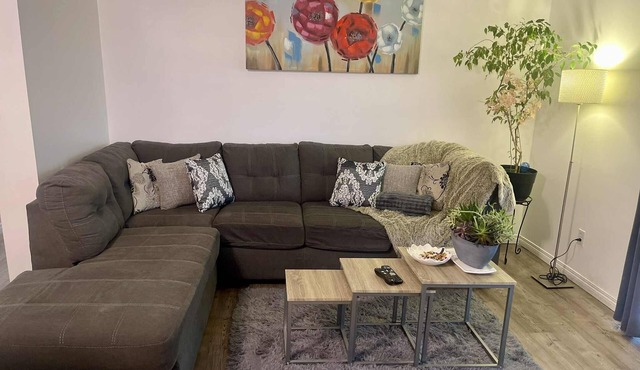 Cozy Condo-Your Home Away from Home, 2BR (1KB-1QB) Parking in front of the door!
