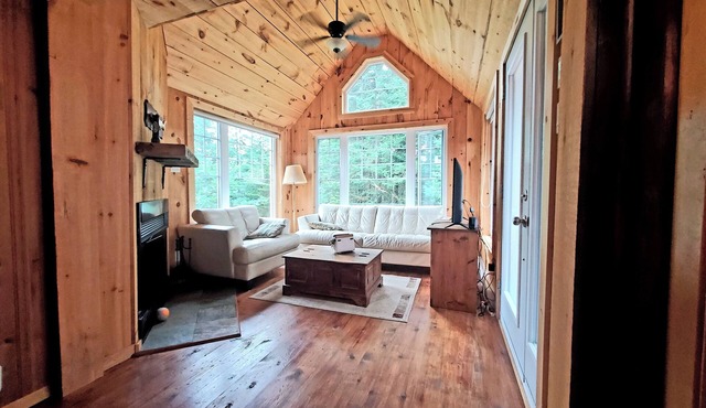 Cozy Cottage Getaway, 1hr from the city in St-Adolphe-d'Howard on Lac Travers.