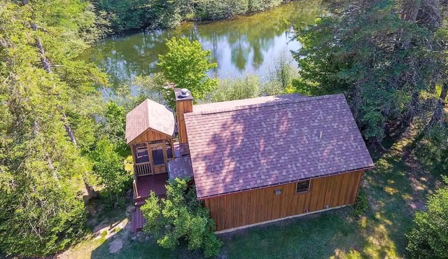 Cozy cottage by the water