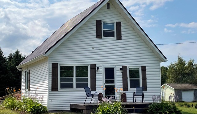 Cozy Cottage style home in Beautiful Hope River PEI, 10 min to the North Shore