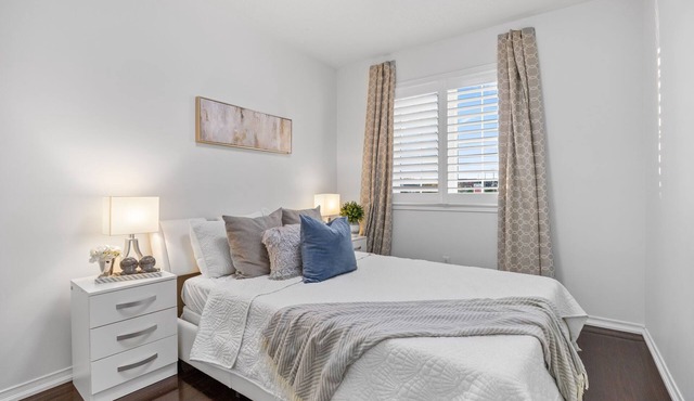 Cozy Cute Room in Ajax (Young Professional/Student/Short Stay/Long Term)