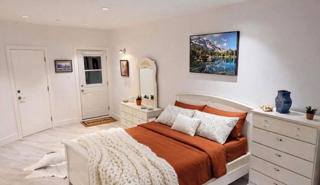 Cozy Deep cove Retreat near Quarry Rock North Vancouver BC