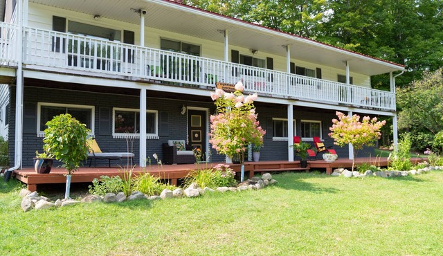 Cozy Family Cottage, Sleeps up to 10 Persons & Fully Equipped