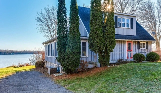 Cozy Family Waterfront Retreat