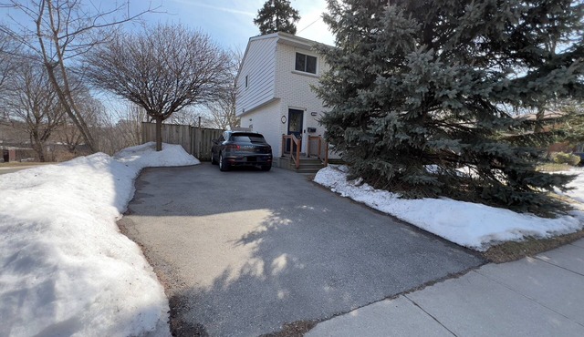 Cozy Fully furnished, Specious 2 story home!. Parking on premises, pet friendly!