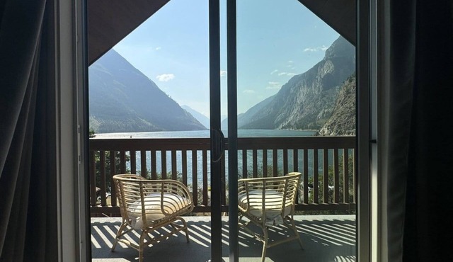 Cozy getaway at scenic Seton Lake in Lillooet, BC