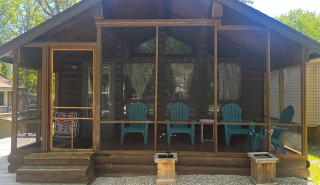 Cozy Grand Beach Cottage in the Park, less than 300 steps to the boardwalk.