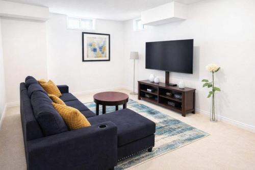 Cozy Guest Suite with Private Bathroom & Entrance