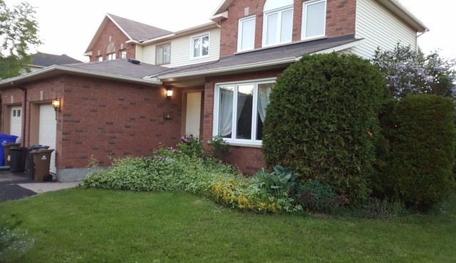 Cozy house in residential neighbourhood 15 minutes from Ottawa downtown