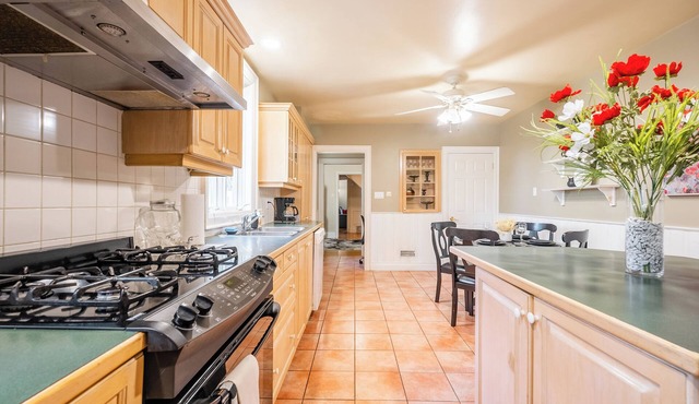 Cozy Houses in Downtown Toronto by GLOBALSTAY
