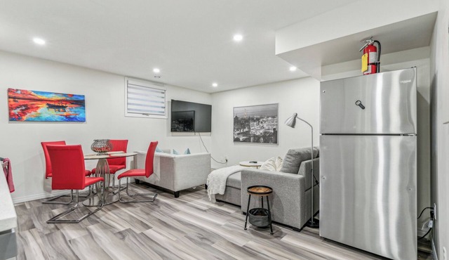 Cozy Kensington Suite | Sleeps 6 | 1BR + Sofa Bed