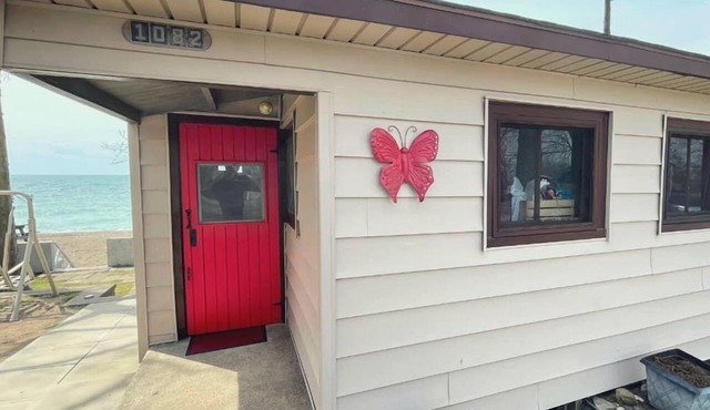 Cozy Lake Tiny House Incredible to Create New Memories in Ontario
