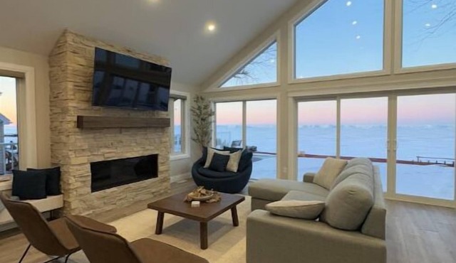 Cozy Lakefront Retreat