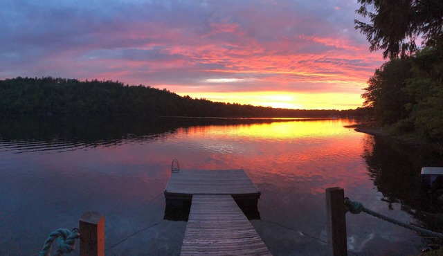 Cozy lakefront retreat - weekly and short term.