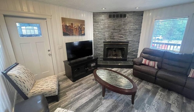 Cozy lakeshore cabin block from lake