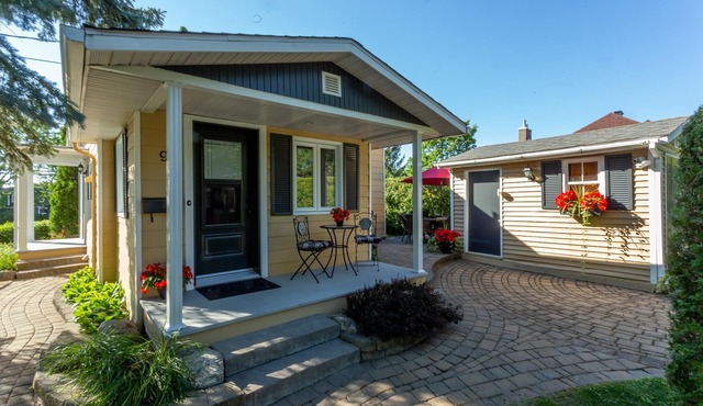 Cozy little house next to Montreal with all the services and activities around.