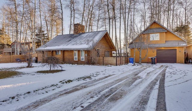 Cozy Log Cabin🪵with outdoor Sauna in Gregoire Lake Estates!