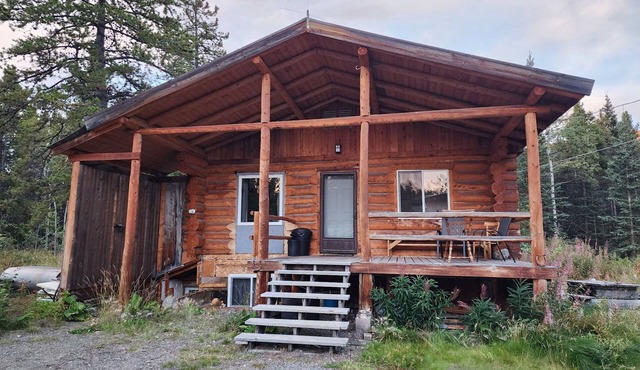 Cozy Log Cabin Upper Unit with Deck – Great access to Atlin, trails and beach!