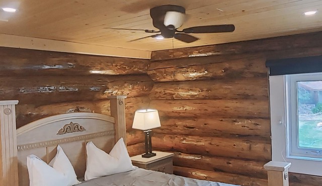 Cozy Log Guesthouse with River Views
