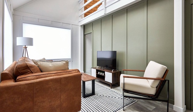 Cozy Mid-Century Modern Home - just steps away from 150km of trails