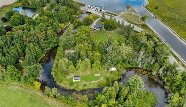 Cozy modern Cottage on the Talbot River in beautiful park like setting