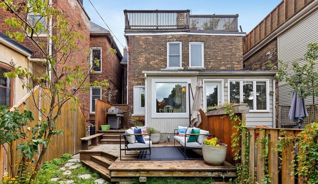 Cozy Oasis in TO's Best Neighborhood - minutes to A+ art, food, music, fashion