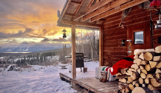Cozy off the grid cabin with stunning view