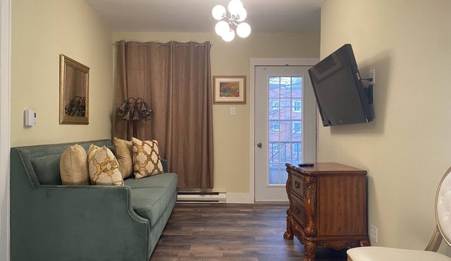 cozy one bedroom apartment located in heart of dorval
