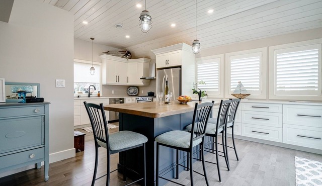 Cozy, one level lake property Bed and Breakfast on the shores of Lake Erie
