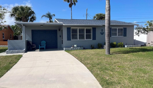 Cozy Ormond Beach Bungalow home w/backyard and garage 1 block to the beach