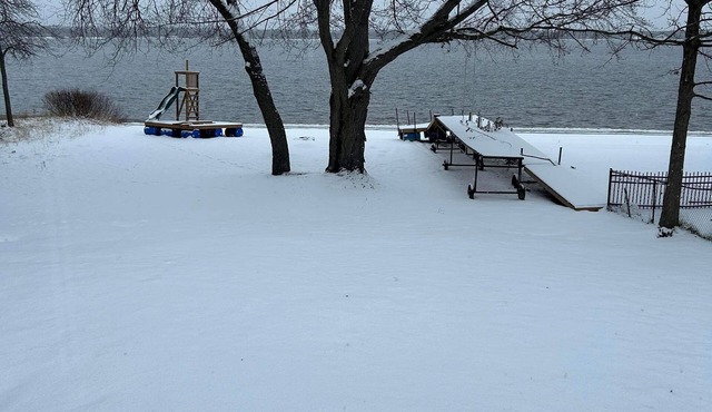 Cozy Ottawa River Retreat: Festive Decor, Fireplace, & Scenic Views Await