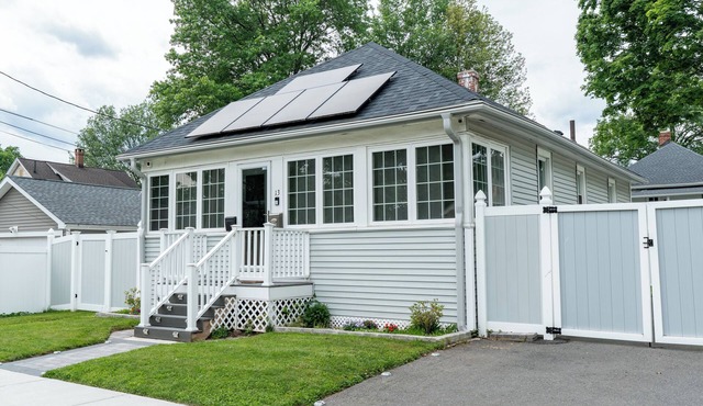 Cozy & Peaceful- gated yard, minutes from Hartford