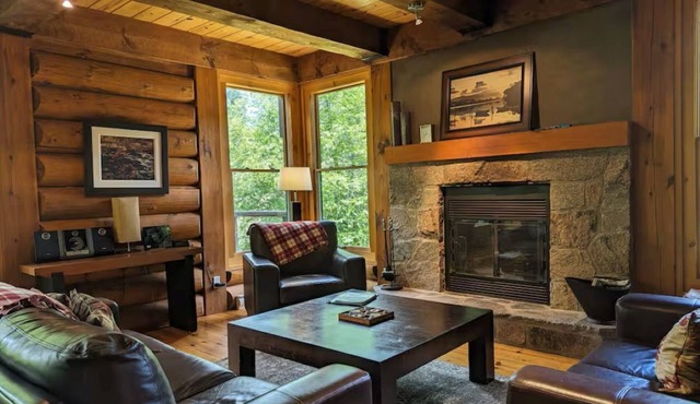 Cozy Pet Friendly 4 bedroom cottage with spa, pool, tennis, lake
