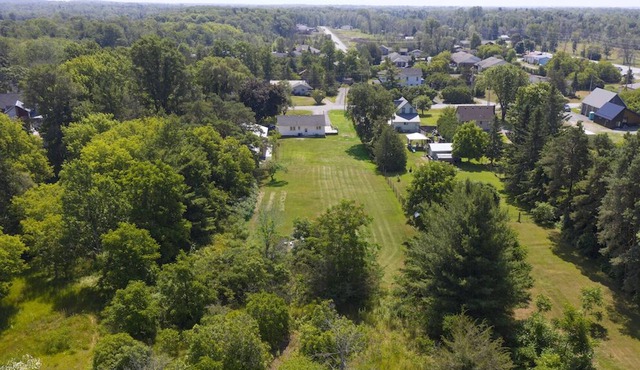 Cozy Prince Edward County Home w/ Sandbanks Pass Park, fire pit, and huge garden