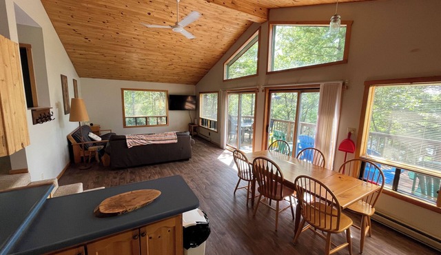 Cozy Private Waterfront Cottage