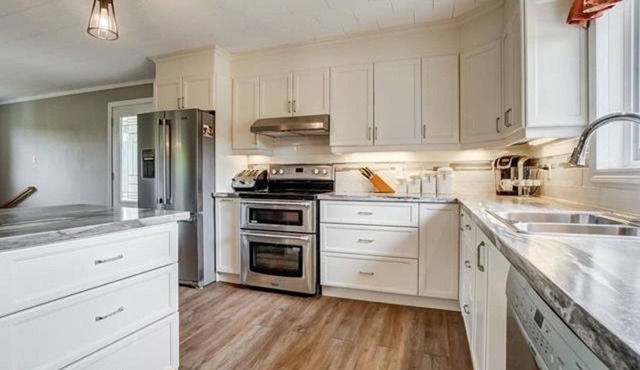 Cozy Retreat on route to Mont-Tremblant! Fronting Riviere Rouge! (Pet-Friendly)