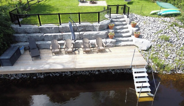 Cozy Riverside Retreat (child and pet friendly)
