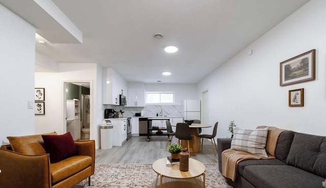 Cozy Suite w/Full Kitchen, In-Suite Laundry, King Bedroom Sleeps 4