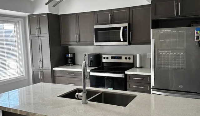 Cozy Whitby Retreat (Private 2 Bedroom Townhouse)