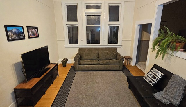 Cozy Winter Retreat | Quiet 1BR in Historic Bankview | Walk to 17th Ave