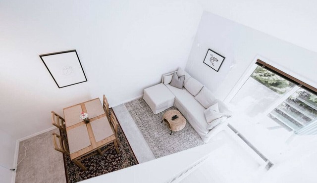 Creekside Cozy Lofted 1BR: Sleeps 4,Free Parking, Access to Trail & Near Lakes!