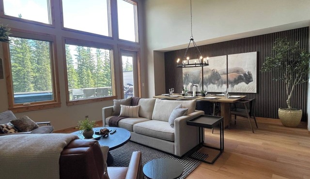 Creekside Villa | Luxury Townhouse | Hot Tub