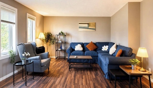 Crew-Friendly 4BR, 2 Living Areas, Free Parking