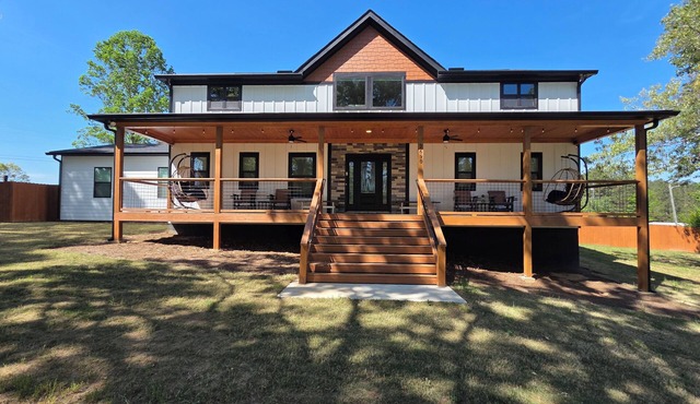 Currahee Mountain Retreat~Modern Upscale Farmhouse
