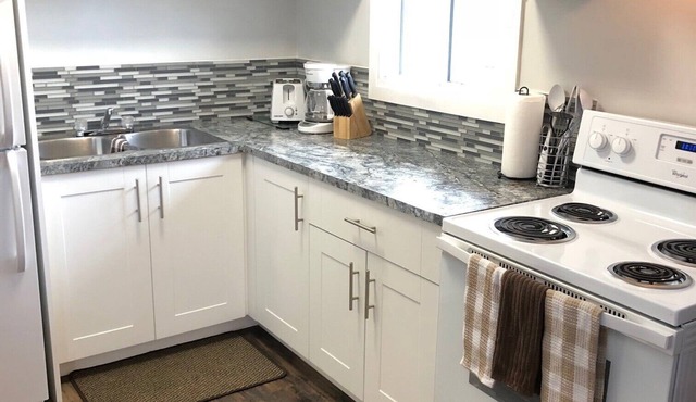 Cute and Cozy Fully Self-Contained Bachelor Suite!