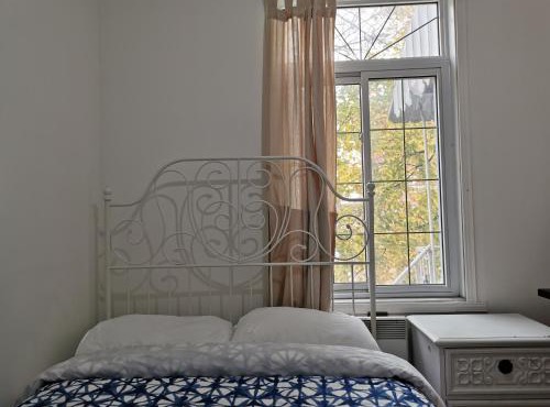 Delightful room near Metro Monk station with Self Check-in